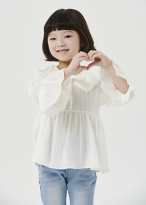 포토 JPG 스튜디오촬영 응시 여자 어린이라이프 어린이 한명 미소 소녀 상반신 앞모습 한국인 흰배경 손하트 소녀한명만 국내포토 1 라이프스타일 시선 뷰포인트 백그라운드 실내 표정 사람 동양인 손짓 흰색 여자한명만 소녀만 파일형식