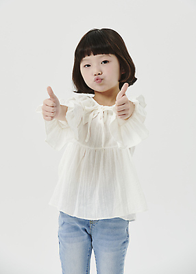 포토 JPG 스튜디오촬영 응시 여자 어린이라이프 어린이 포즈 한명 소녀 상반신 앞모습 한국인 최고 흰배경 입내밀기 소녀한명만 국내포토 1 라이프스타일 시선 뷰포인트 백그라운드 모션 실내 사람 동양인 흰색 여자한명만 소녀만 파일형식
