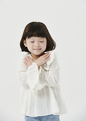 포토 JPG 스튜디오촬영 여자 어린이라이프 어린이 포즈 한명 미소 소녀 상반신 앞모습 눈감음 한국인 흰배경 손모으기 소녀한명만 국내포토 1 라이프스타일 뷰포인트 백그라운드 모션 실내 표정 사람 동양인 손짓 흰색 여자한명만 소녀만 파일형식 컬러 인종 내부 생활 여자만 어린이만