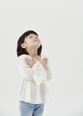 포토 JPG 스튜디오촬영 여자 어린이라이프 어린이 포즈 한명 미소 소녀 상반신 앞모습 눈감음 한국인 흰배경 고개들기 손모으기 소녀한명만 국내포토 1 라이프스타일 뷰포인트 백그라운드 모션 실내 표정 사람 동양인 손짓 흰색 여자한명만 소녀만 파일형식