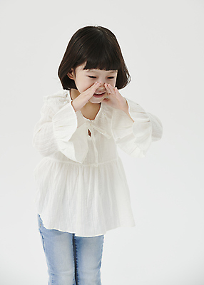 포토 JPG 스튜디오촬영 응시 여자 어린이라이프 어린이 한명 미소 소녀 상반신 앞모습 외침 한국인 흰배경 손모으기 소녀한명만 국내포토 1 라이프스타일 시선 뷰포인트 백그라운드 실내 표정 사람 동양인 손짓 소리 흰색 여자한명만 소녀만 파일형식