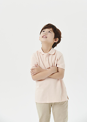 포토 JPG 스튜디오촬영 응시 남자 어린이라이프 어린이 한명 소년 상반신 앞모습 팔짱 한국인 올려보기 흰배경 소년한명만 국내포토 1 라이프스타일 시선 뷰포인트 백그라운드 모션 실내 사람 동양인 흰색 남자한명만 소년만 파일형식