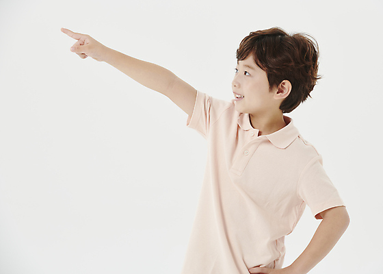 포토 JPG 스튜디오촬영 응시 남자 어린이라이프 어린이 허리손 한명 미소 소년 상반신 옆모습 한국인 가리킴 흰배경 소년한명만 국내포토 1 라이프스타일 시선 뷰포인트 포즈 백그라운드 실내 표정 사람 동양인 손짓 흰색 남자한명만 소년만 파일형식