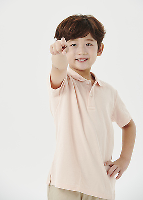 포토 JPG 스튜디오촬영 응시 남자 어린이라이프 어린이 허리손 한명 미소 소년 상반신 앞모습 한국인 가리킴 흰배경 소년한명만 국내포토 1 라이프스타일 시선 뷰포인트 포즈 백그라운드 실내 표정 사람 동양인 손짓 흰색 남자한명만 소년만 파일형식