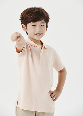 포토 JPG 스튜디오촬영 응시 남자 어린이라이프 어린이 허리손 한명 미소 소년 상반신 앞모습 한국인 가리킴 흰배경 소년한명만 국내포토 1 라이프스타일 시선 뷰포인트 포즈 백그라운드 실내 표정 사람 동양인 손짓 흰색 남자한명만 소년만 파일형식