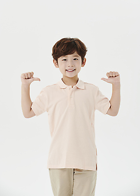 포토 JPG 스튜디오촬영 응시 남자 어린이라이프 어린이 한명 미소 소년 상반신 앞모습 손들기 한국인 가리킴 흰배경 소년한명만 국내포토 1 라이프스타일 시선 뷰포인트 백그라운드 모션 실내 표정 사람 동양인 손짓 흰색 남자한명만 소년만 파일형식