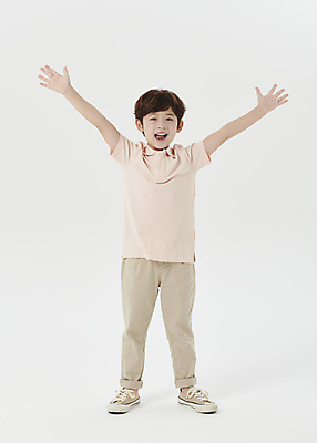 포토 JPG 스튜디오촬영 전신 응시 남자 어린이라이프 어린이 팔벌리기 한명 서기 미소 소년 앞모습 만세 한국인 흰배경 소년한명만 국내포토 1 라이프스타일 시선 뷰포인트 백그라운드 모션 실내 표정 사람 동양인 흰색 남자한명만 소년만 파일형식