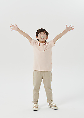 포토 JPG 스튜디오촬영 전신 응시 남자 어린이라이프 어린이 팔벌리기 한명 서기 미소 소년 앞모습 만세 한국인 올려보기 흰배경 소년한명만 국내포토 1 라이프스타일 시선 뷰포인트 백그라운드 모션 실내 표정 사람 동양인 흰색 남자한명만 소년만 파일형식