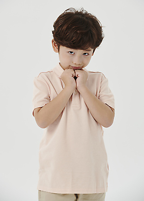 포토 JPG 스튜디오촬영 응시 남자 어린이라이프 어린이 한명 소년 상반신 앞모습 귀여움 한국인 흰배경 손모으기 소년한명만 국내포토 1 라이프스타일 시선 뷰포인트 백그라운드 컨셉 실내 사람 동양인 손짓 흰색 남자한명만 소년만 파일형식