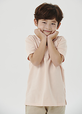 포토 JPG 스튜디오촬영 응시 남자 어린이라이프 어린이 한명 미소 소년 상반신 앞모습 귀여움 한국인 흰배경 꽃받침 소년한명만 국내포토 1 라이프스타일 시선 뷰포인트 백그라운드 컨셉 실내 표정 사람 동양인 손짓 흰색 남자한명만 소년만 파일형식