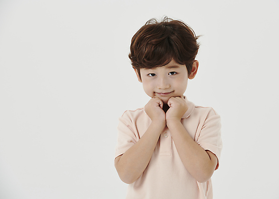 포토 JPG 스튜디오촬영 응시 남자 어린이라이프 어린이 한명 미소 소년 상반신 앞모습 귀여움 턱괴기 한국인 흰배경 소년한명만 국내포토 1 라이프스타일 시선 뷰포인트 컨셉 모션 실내 표정 사람 동양인 흰색 남자한명만 소년만 파일형식 컬러 인종 내부 생활 남자만 어린이만