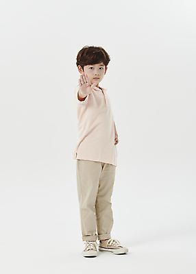 포토 JPG 스튜디오촬영 전신 응시 남자 어린이라이프 어린이 허리손 한명 서기 소년 앞모습 한국인 금지 정지 손내밀기 흰배경 소년한명만 국내포토 1 라이프스타일 시선 뷰포인트 포즈 백그라운드 모션 실내 사람 동양인 손짓 흰색 남자한명만 소년만 파일형식