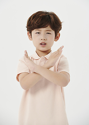 포토 JPG 스튜디오촬영 응시 남자 어린이라이프 어린이 한명 손짓 소년 상반신 앞모습 한국인 금지 찡그림 X 거절 흰배경 부정 소년한명만 국내포토 1 라이프스타일 알파벳 시선 뷰포인트 백그라운드 컨셉 모션 실내 표정 사람 동양인 흰색 남자한명만 소년만 파일형식