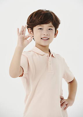 포토 JPG 스튜디오촬영 응시 남자 어린이라이프 어린이 허리손 한명 미소 소년 상반신 앞모습 한국인 OK 흰배경 소년한명만 국내포토 1 라이프스타일 시선 뷰포인트 포즈 백그라운드 실내 표정 사람 동양인 손짓 흰색 남자한명만 소년만 파일형식 컬러 모션 인종 내부 생활 남자만 어린이만