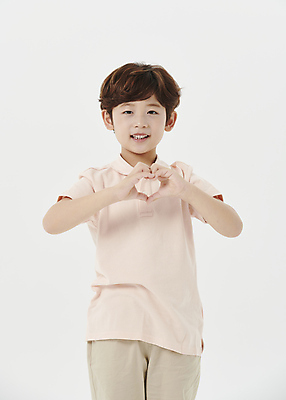 포토 JPG 스튜디오촬영 응시 남자 어린이라이프 어린이 한명 미소 소년 상반신 앞모습 한국인 흰배경 손하트 소년한명만 국내포토 1 라이프스타일 시선 뷰포인트 백그라운드 실내 표정 사람 동양인 손짓 흰색 남자한명만 소년만 파일형식