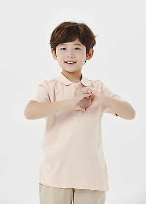 포토 JPG 스튜디오촬영 응시 남자 어린이라이프 어린이 한명 미소 소년 상반신 앞모습 한국인 흰배경 손하트 소년한명만 국내포토 1 라이프스타일 시선 뷰포인트 백그라운드 실내 표정 사람 동양인 손짓 흰색 남자한명만 소년만 파일형식