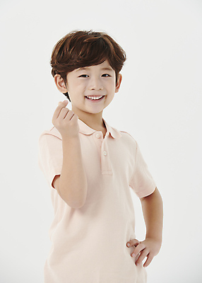 포토 JPG 스튜디오촬영 응시 남자 어린이라이프 어린이 허리손 한명 미소 소년 상반신 앞모습 한국인 흰배경 손하트 소년한명만 국내포토 1 라이프스타일 시선 뷰포인트 포즈 백그라운드 실내 표정 사람 동양인 손짓 흰색 남자한명만 소년만 파일형식