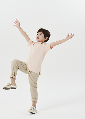 포토 JPG 스튜디오촬영 전신 응시 남자 어린이라이프 어린이 포즈 팔벌리기 한명 서기 소년 옆모습 놀람 한국인 흰배경 넘어짐 다리들기 소년한명만 국내포토 1 라이프스타일 시선 감정 뷰포인트 백그라운드 모션 실내 표정 사람 동양인 흰색 남자한명만 소년만 파일형식