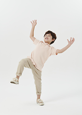 포토 JPG 스튜디오촬영 전신 남자 어린이라이프 어린이 포즈 팔벌리기 한명 서기 소년 옆모습 놀람 한국인 흰배경 넘어짐 다리들기 소년한명만 국내포토 1 라이프스타일 감정 뷰포인트 백그라운드 모션 실내 표정 사람 동양인 흰색 남자한명만 소년만 파일형식