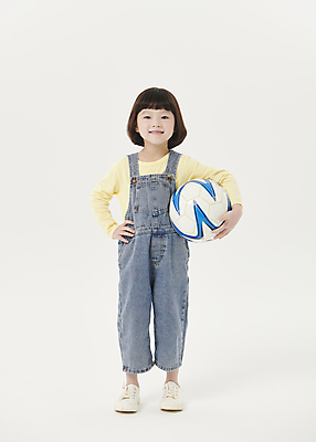 포토 JPG 스튜디오촬영 전신 응시 여자 어린이라이프 어린이 축구공 한명 서기 미소 들기 소녀 앞모습 축구 한국인 흰배경 소녀한명만 국내포토 1 라이프스타일 시선 뷰포인트 백그라운드 공 축구용품 모션 실내 표정 사람 동양인 구기 흰색 여자한명만 소녀만 파일형식