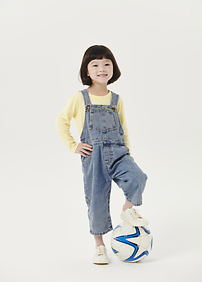 포토 JPG 스튜디오촬영 전신 응시 여자 어린이라이프 어린이 허리손 포즈 축구공 한명 서기 미소 소녀 앞모습 축구 한국인 흰배경 밟기 다리들기 소녀한명만 국내포토 1 라이프스타일 시선 뷰포인트 백그라운드 공 축구용품 모션 실내 표정 사람 동양인 구기 흰색 여자한명만 소녀만 파일형식