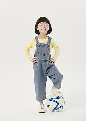 포토 JPG 스튜디오촬영 전신 응시 여자 어린이라이프 어린이 허리손 포즈 축구공 한명 서기 미소 소녀 앞모습 축구 한국인 흰배경 밟기 다리들기 소녀한명만 국내포토 1 라이프스타일 시선 뷰포인트 백그라운드 공 축구용품 모션 실내 표정 사람 동양인 구기 흰색 여자한명만 소녀만 파일형식