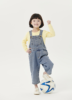포토 JPG 스튜디오촬영 전신 응시 여자 어린이라이프 어린이 허리손 축구공 한명 서기 미소 소녀 앞모습 파이팅 축구 주먹 한국인 흰배경 밟기 소녀한명만 국내포토 1 라이프스타일 시선 뷰포인트 포즈 백그라운드 공 축구용품 모션 실내 표정 사람 동양인 구기 흰색 여자한명만 소녀만 파일형식