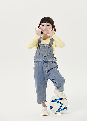 포토 JPG 스튜디오촬영 전신 응시 여자 어린이라이프 어린이 포즈 축구공 한명 서기 미소 소녀 앞모습 축구 외침 한국인 흰배경 손모으기 밟기 다리들기 소녀한명만 국내포토 풋살 1 라이프스타일 시선 뷰포인트 백그라운드 공 축구용품 모션 실내 표정 사람 동양인 손짓 구기 소리 흰색 여자한명만 소녀만 파일형식