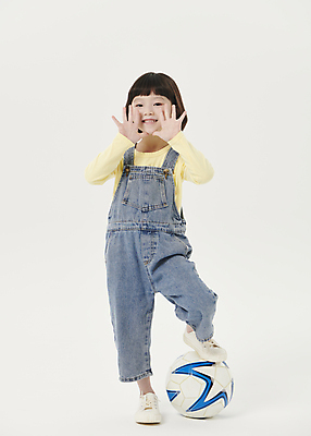 포토 JPG 스튜디오촬영 전신 응시 여자 어린이라이프 어린이 포즈 축구공 한명 서기 미소 손짓 소녀 앞모습 축구 외침 한국인 흰배경 밟기 다리들기 소녀한명만 국내포토 1 라이프스타일 시선 뷰포인트 백그라운드 공 축구용품 모션 실내 표정 사람 동양인 구기 소리 흰색 여자한명만 소녀만 파일형식