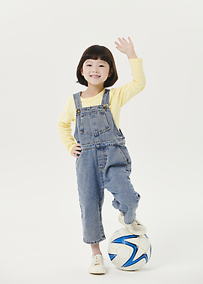 포토 JPG 스튜디오촬영 전신 응시 여자 어린이라이프 어린이 허리손 포즈 축구공 한명 서기 미소 소녀 앞모습 축구 한국인 흰배경 손인사 밟기 다리들기 소녀한명만 국내포토 1 라이프스타일 시선 뷰포인트 백그라운드 공 축구용품 모션 실내 표정 사람 동양인 구기 흰색 인사 여자한명만 소녀만 파일형식