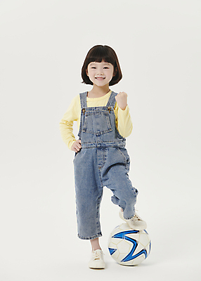 포토 JPG 스튜디오촬영 전신 응시 여자 어린이라이프 어린이 허리손 포즈 축구공 한명 서기 미소 소녀 앞모습 파이팅 축구 주먹 한국인 흰배경 밟기 다리들기 소녀한명만 국내포토 1 라이프스타일 시선 뷰포인트 백그라운드 공 축구용품 모션 실내 표정 사람 동양인 구기 흰색 여자한명만 소녀만 파일형식