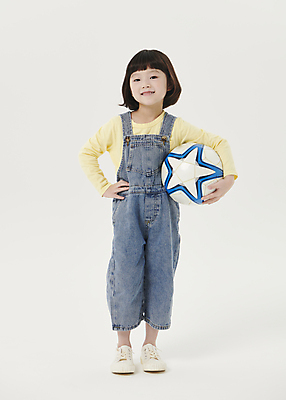 포토 JPG 스튜디오촬영 전신 응시 여자 어린이라이프 어린이 허리손 포즈 축구공 한명 서기 미소 들기 소녀 앞모습 축구 한국인 흰배경 소녀한명만 국내포토 1 라이프스타일 시선 뷰포인트 백그라운드 공 축구용품 모션 실내 표정 사람 동양인 구기 흰색 여자한명만 소녀만 파일형식