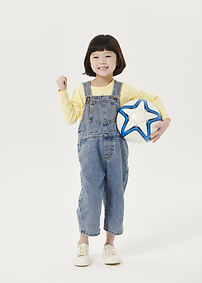 포토 JPG 스튜디오촬영 전신 응시 여자 어린이라이프 어린이 포즈 축구공 한명 서기 미소 들기 소녀 앞모습 파이팅 축구 주먹 한국인 흰배경 소녀한명만 국내포토 1 라이프스타일 시선 뷰포인트 백그라운드 공 축구용품 모션 실내 표정 사람 동양인 구기 흰색 여자한명만 소녀만 파일형식