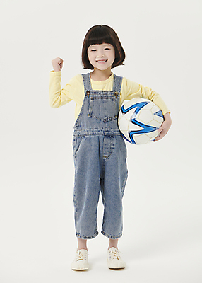 포토 JPG 스튜디오촬영 전신 응시 여자 어린이라이프 어린이 포즈 축구공 한명 서기 미소 들기 소녀 앞모습 파이팅 축구 주먹 한국인 흰배경 소녀한명만 국내포토 풋살 1 라이프스타일 시선 뷰포인트 백그라운드 공 축구용품 모션 실내 표정 사람 동양인 구기 흰색 여자한명만 소녀만 파일형식