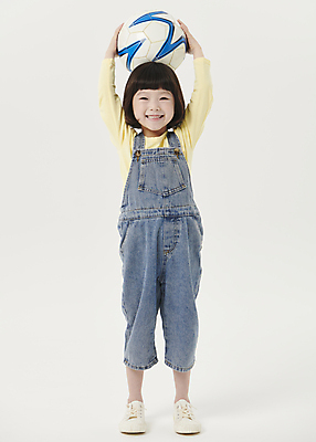 포토 JPG 스튜디오촬영 전신 응시 여자 어린이라이프 어린이 포즈 축구공 한명 서기 미소 들기 소녀 앞모습 축구 한국인 흰배경 머리위 소녀한명만 국내포토 풋살 1 라이프스타일 시선 뷰포인트 백그라운드 공 축구용품 모션 실내 표정 사람 동양인 구기 흰색 여자한명만 소녀만 파일형식