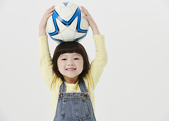 포토 JPG 스튜디오촬영 응시 여자 어린이라이프 어린이 축구공 한명 미소 들기 소녀 상반신 앞모습 축구 한국인 흰배경 머리위 소녀한명만 국내포토 풋살 1 라이프스타일 시선 뷰포인트 백그라운드 공 축구용품 모션 실내 표정 사람 동양인 구기 흰색 여자한명만 소녀만 파일형식