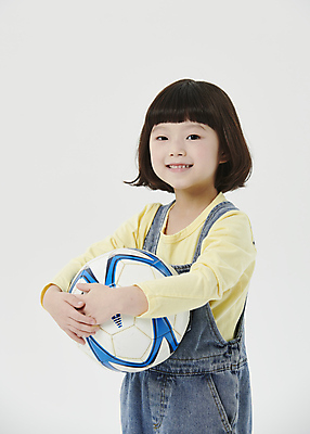포토 JPG 스튜디오촬영 응시 여자 어린이라이프 어린이 축구공 안기 한명 미소 소녀 상반신 앞모습 축구 한국인 흰배경 소녀한명만 국내포토 풋살 1 라이프스타일 시선 뷰포인트 백그라운드 공 축구용품 모션 실내 표정 사람 동양인 구기 흰색 여자한명만 소녀만 파일형식