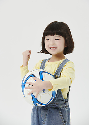 포토 JPG 스튜디오촬영 응시 여자 어린이라이프 어린이 축구공 안기 한명 미소 소녀 상반신 앞모습 파이팅 축구 주먹 한국인 흰배경 소녀한명만 국내포토 1 라이프스타일 시선 뷰포인트 백그라운드 공 축구용품 모션 실내 표정 사람 동양인 구기 흰색 여자한명만 소녀만 파일형식