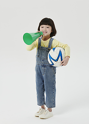 포토 JPG 스튜디오촬영 전신 응시 여자 어린이라이프 어린이 축구공 한명 서기 미소 들기 소녀 앞모습 축구 확성기 외침 한국인 흰배경 소녀한명만 국내포토 1 라이프스타일 시선 뷰포인트 백그라운드 공 축구용품 모션 실내 표정 사람 동양인 구기 소리 흰색 여자한명만 소녀만 파일형식