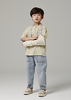 포토 JPG 스튜디오촬영 전신 응시 남자 어린이라이프 어린이 회색배경 한명 서기 소년 앞모습 고통 한국인 찡그림 안전사고 깁스 소년한명만 국내포토 1 라이프스타일 시선 감정 뷰포인트 백그라운드 모션 실내 표정 안전 사람 동양인 회색 의료용품 사건 남자한명만 소년만 파일형식