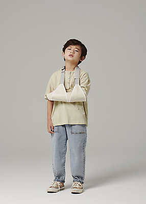 포토 JPG 스튜디오촬영 전신 응시 남자 어린이라이프 어린이 회색배경 한명 서기 소년 앞모습 고통 한국인 찡그림 고개들기 안전사고 깁스 힘듦 소년한명만 국내포토 1 라이프스타일 시선 감정 뷰포인트 백그라운드 컨셉 모션 실내 표정 안전 사람 동양인 회색 의료용품 사건 남자한명만 소년만 파일형식