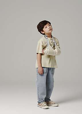 포토 JPG 스튜디오촬영 전신 응시 남자 어린이라이프 어린이 회색배경 한명 서기 소년 옆모습 고통 한국인 안전사고 깁스 힘듦 소년한명만 국내포토 1 라이프스타일 시선 감정 뷰포인트 백그라운드 컨셉 모션 실내 안전 사람 동양인 회색 의료용품 사건 남자한명만 소년만 파일형식