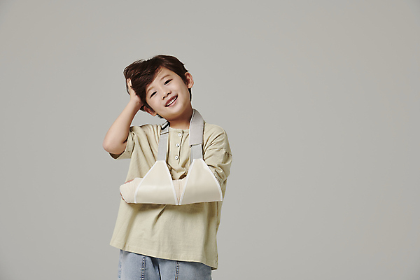 포토 JPG 스튜디오촬영 응시 남자 어린이라이프 어린이 회색배경 한명 미소 소년 상반신 앞모습 한국인 순수 안전사고 깁스 소년한명만 머리긁기 국내포토 1 라이프스타일 시선 뷰포인트 백그라운드 컨셉 실내 표정 안전 사람 동양인 회색 의료용품 사건 남자한명만 소년만 파일형식 긁기