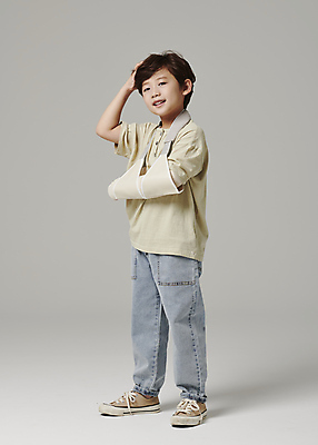 포토 JPG 스튜디오촬영 전신 응시 남자 어린이라이프 어린이 회색배경 한명 서기 미소 소년 옆모습 한국인 안전사고 깁스 소년한명만 머리긁기 국내포토 1 라이프스타일 시선 뷰포인트 백그라운드 모션 실내 표정 안전 사람 동양인 회색 의료용품 사건 남자한명만 소년만 파일형식 긁기