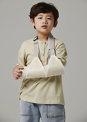 포토 JPG 스튜디오촬영 응시 남자 어린이라이프 어린이 회색배경 한명 소년 상반신 앞모습 고통 한국인 찡그림 안전사고 깁스 힘듦 소년한명만 국내포토 1 라이프스타일 시선 감정 뷰포인트 백그라운드 컨셉 실내 표정 안전 사람 동양인 회색 의료용품 사건 남자한명만 소년만 파일형식