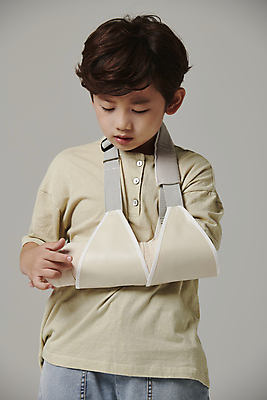 포토 JPG 스튜디오촬영 응시 남자 어린이라이프 어린이 회색배경 한명 소년 상반신 앞모습 고통 한국인 안전사고 깁스 힘듦 소년한명만 국내포토 1 라이프스타일 시선 감정 뷰포인트 백그라운드 컨셉 실내 안전 사람 동양인 회색 의료용품 사건 남자한명만 소년만 파일형식