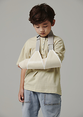 포토 JPG 스튜디오촬영 응시 남자 어린이라이프 어린이 회색배경 한명 소년 상반신 앞모습 한국인 좌절 안전사고 깁스 힘듦 소년한명만 국내포토 1 라이프스타일 시선 감정 뷰포인트 백그라운드 컨셉 실내 안전 사람 동양인 회색 의료용품 사건 남자한명만 소년만 파일형식