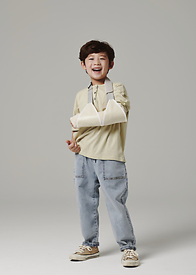 포토 JPG 스튜디오촬영 전신 응시 남자 어린이라이프 어린이 회색배경 한명 서기 웃음 소년 앞모습 활발 한국인 최고 안전사고 깁스 소년한명만 국내포토 1 라이프스타일 시선 뷰포인트 백그라운드 컨셉 모션 실내 표정 안전 사람 동양인 회색 의료용품 사건 남자한명만 소년만 파일형식