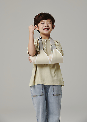 포토 JPG 스튜디오촬영 응시 남자 어린이라이프 어린이 포즈 회색배경 한명 미소 소년 상반신 앞모습 파이팅 주먹 활발 한국인 안전사고 깁스 소년한명만 국내포토 1 라이프스타일 시선 뷰포인트 백그라운드 컨셉 모션 실내 표정 안전 사람 동양인 회색 의료용품 사건 남자한명만 소년만 파일형식