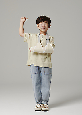 포토 JPG 스튜디오촬영 전신 응시 남자 어린이라이프 어린이 회색배경 한명 서기 미소 소년 앞모습 손들기 활발 한국인 안전사고 깁스 소년한명만 국내포토 1 라이프스타일 시선 뷰포인트 백그라운드 컨셉 모션 실내 표정 안전 사람 동양인 회색 의료용품 사건 남자한명만 소년만 파일형식